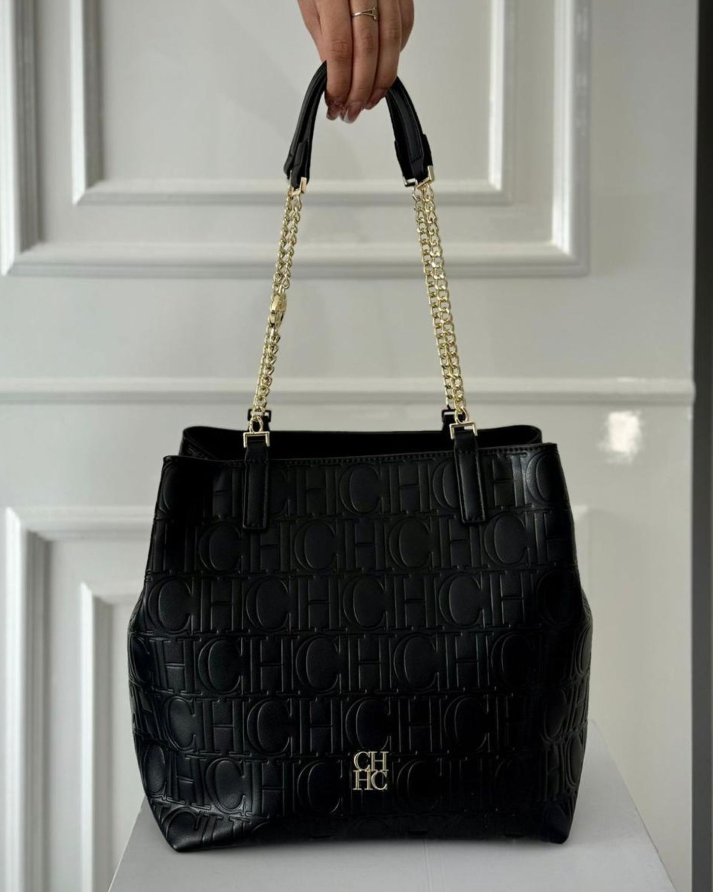 TULA CAROLINA HERRERA NEGRA.