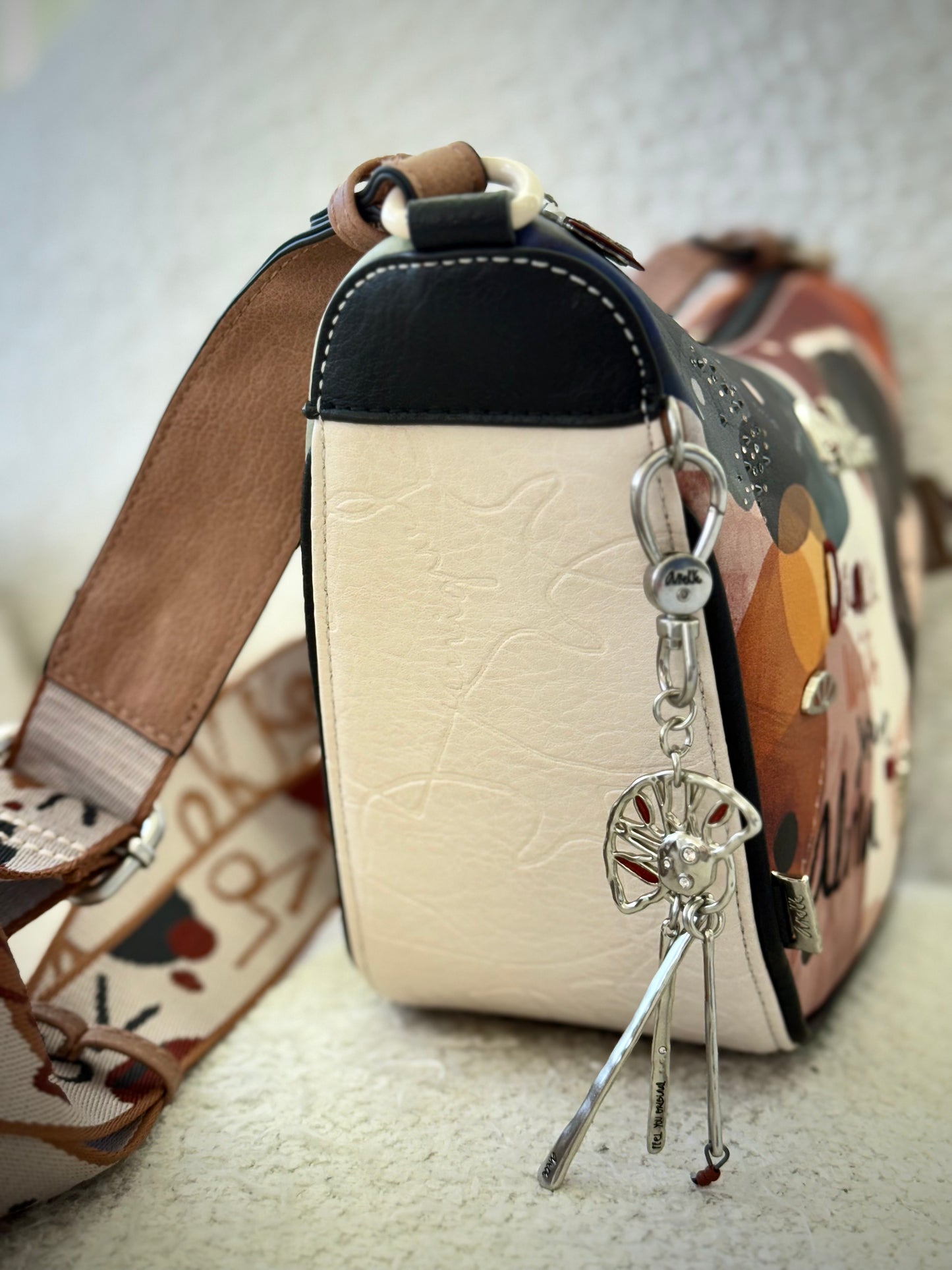 ANEKKE E/  MANOS LIBRES