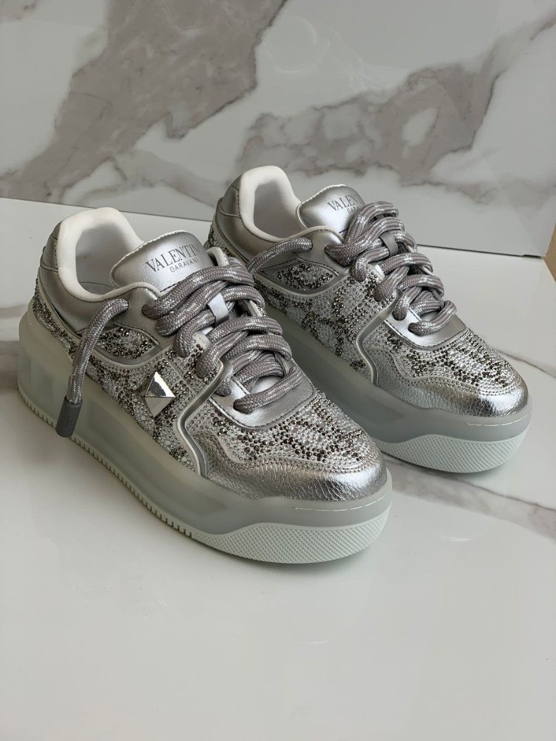 TENNIS VALENTINO PLATEADO PIEDRA