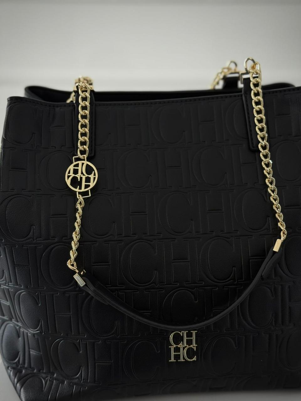 TULA CAROLINA HERRERA NEGRA.