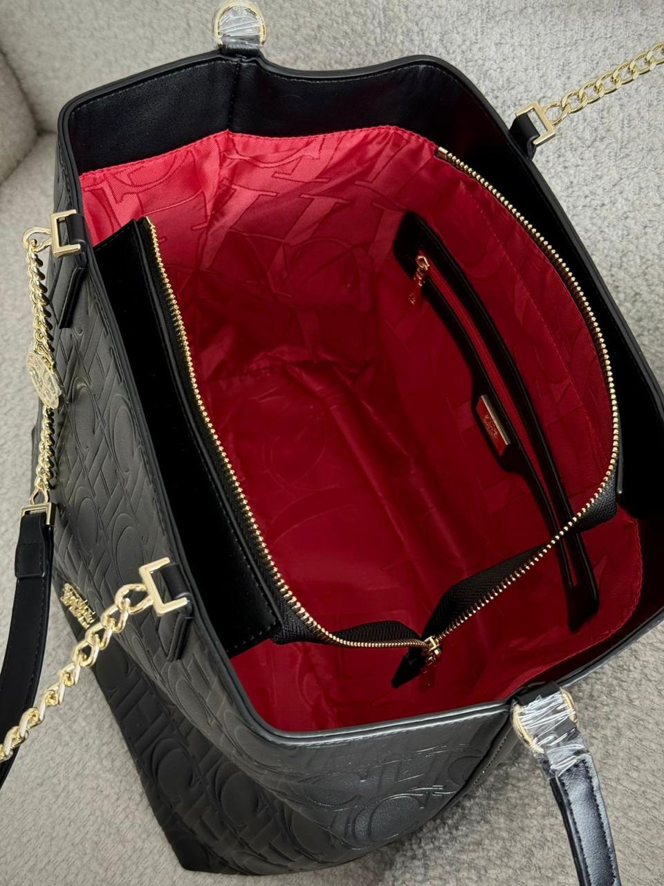 TULA CAROLINA HERRERA NEGRA.